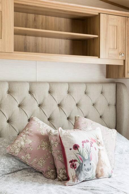 Waters Edge, Hoburne Cotswolds Villa South Cerney Buitenkant foto