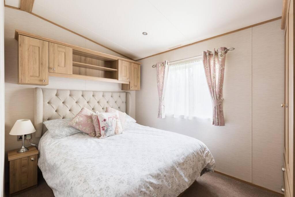 Waters Edge, Hoburne Cotswolds Villa South Cerney Buitenkant foto
