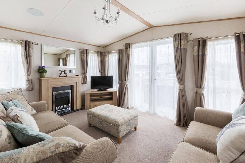Waters Edge, Hoburne Cotswolds Villa South Cerney Buitenkant foto