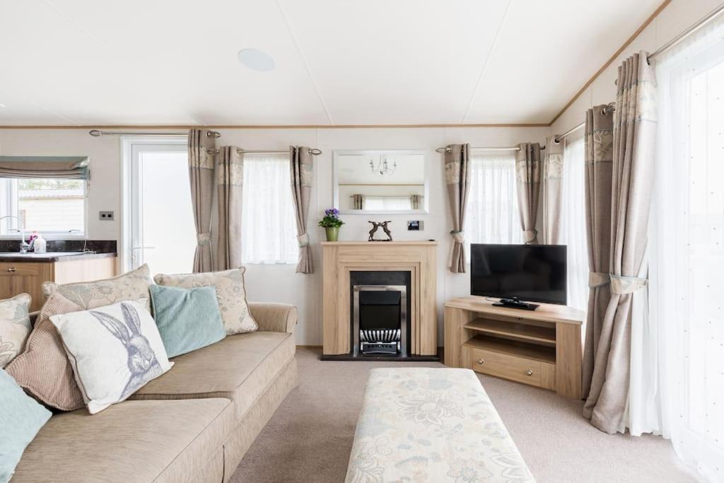 Waters Edge, Hoburne Cotswolds Villa South Cerney Buitenkant foto