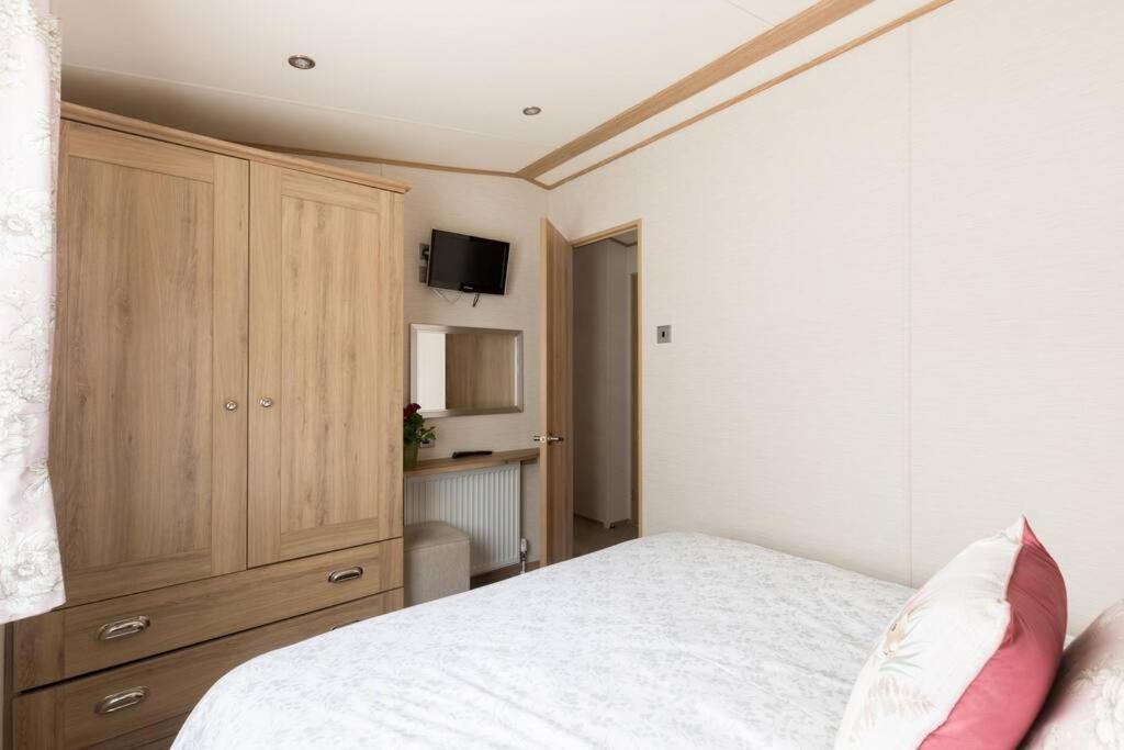 Waters Edge, Hoburne Cotswolds Villa South Cerney Buitenkant foto