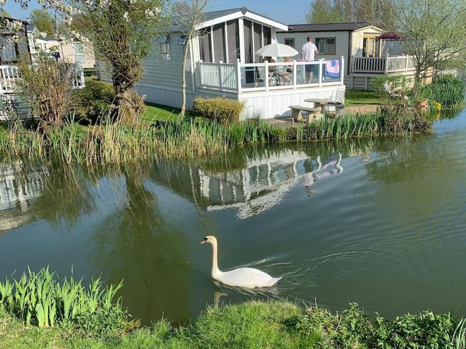 Waters Edge, Hoburne Cotswolds Villa South Cerney Buitenkant foto