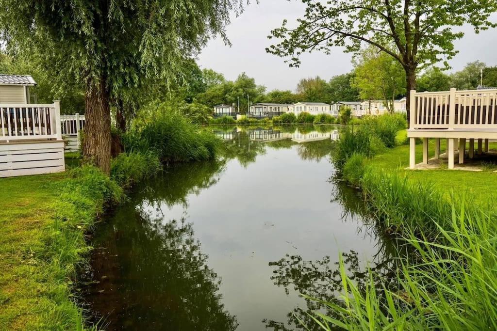 Waters Edge, Hoburne Cotswolds Villa South Cerney Buitenkant foto