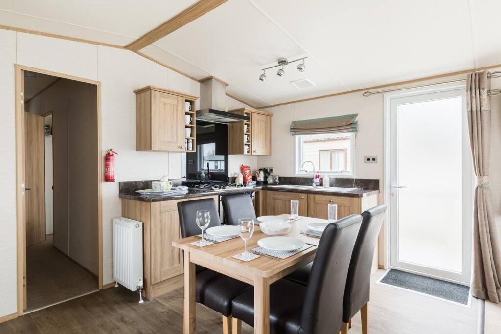 Waters Edge, Hoburne Cotswolds Villa South Cerney Buitenkant foto