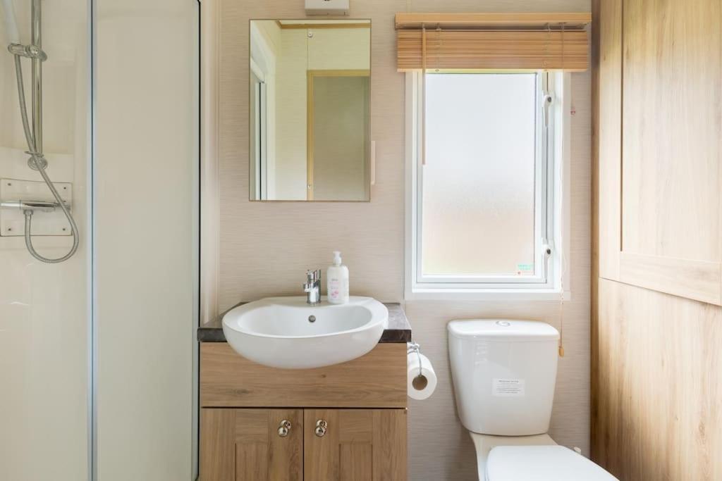 Waters Edge, Hoburne Cotswolds Villa South Cerney Buitenkant foto