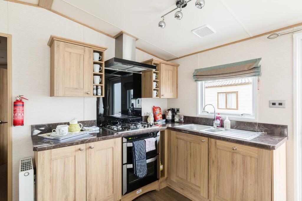 Waters Edge, Hoburne Cotswolds Villa South Cerney Buitenkant foto