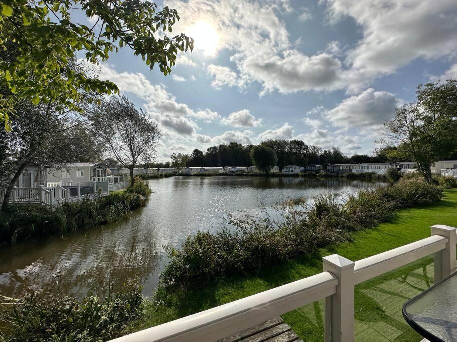 Waters Edge, Hoburne Cotswolds Villa South Cerney Buitenkant foto
