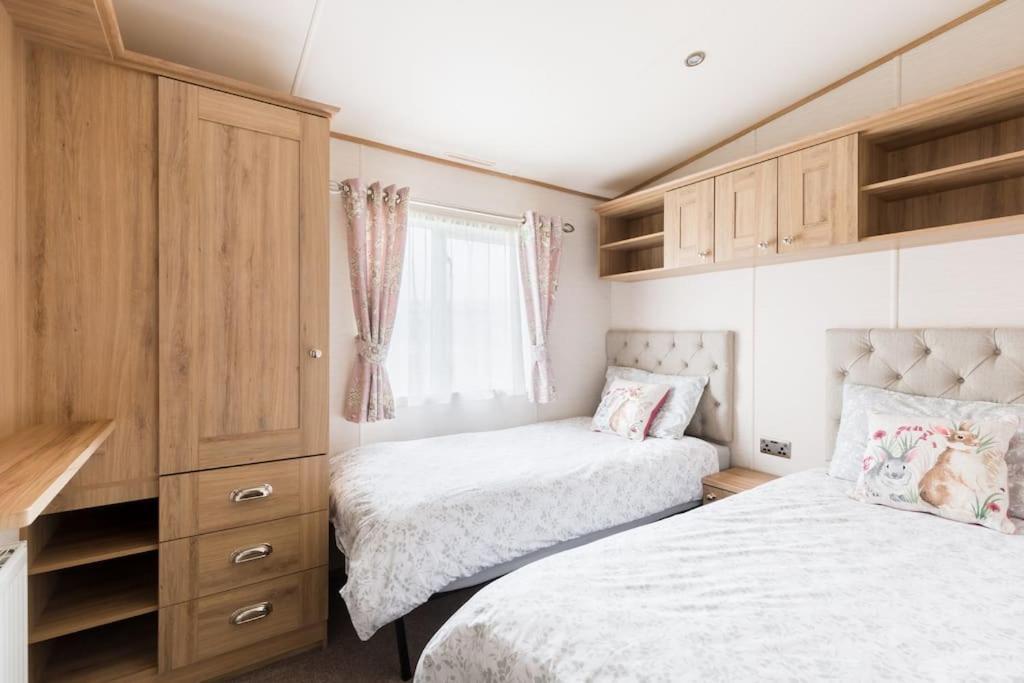 Waters Edge, Hoburne Cotswolds Villa South Cerney Buitenkant foto