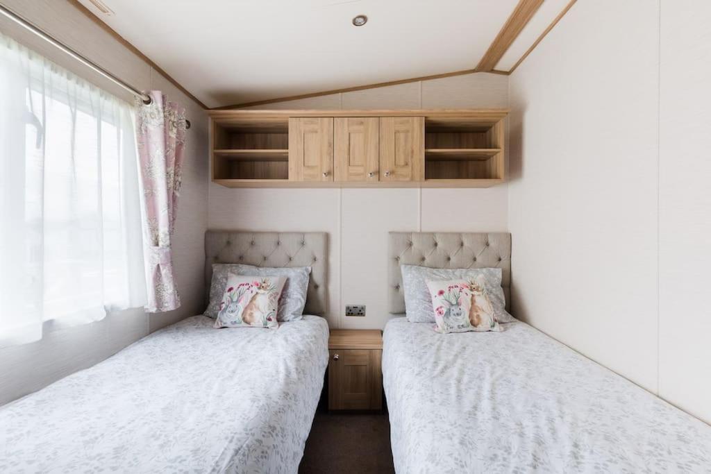 Waters Edge, Hoburne Cotswolds Villa South Cerney Buitenkant foto