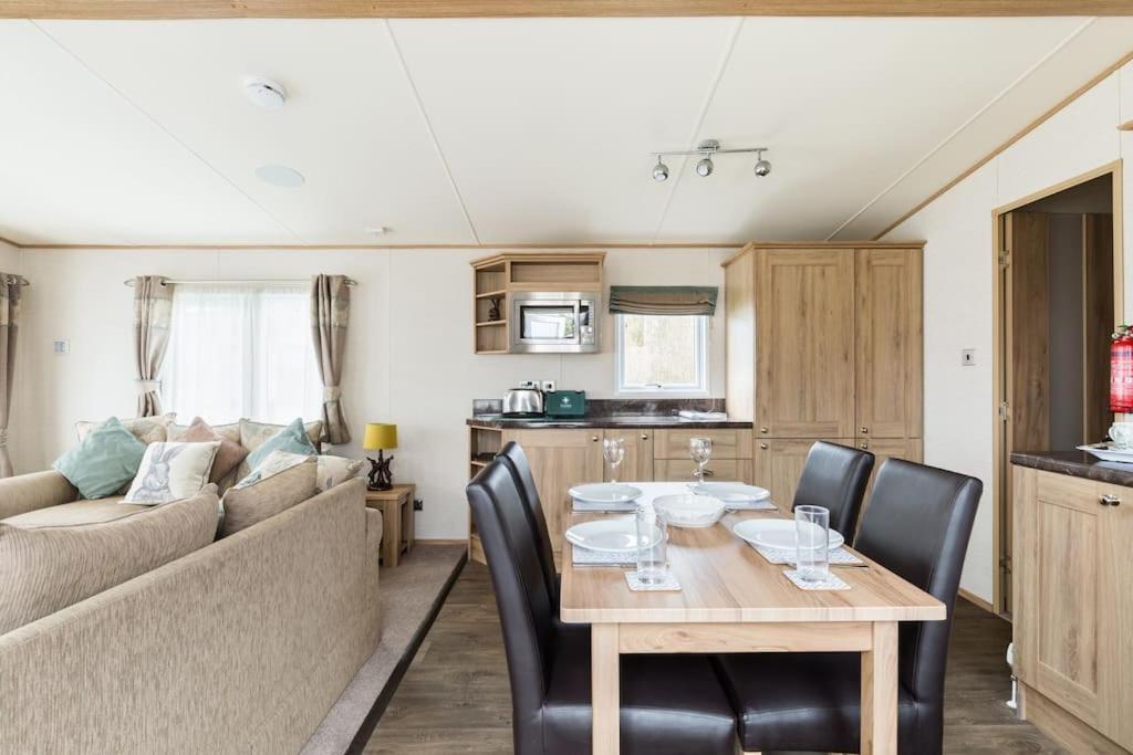 Waters Edge, Hoburne Cotswolds Villa South Cerney Buitenkant foto