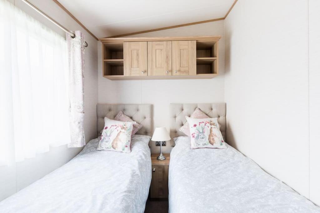 Waters Edge, Hoburne Cotswolds Villa South Cerney Buitenkant foto