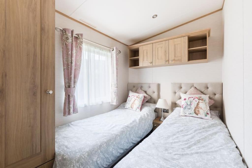 Waters Edge, Hoburne Cotswolds Villa South Cerney Buitenkant foto