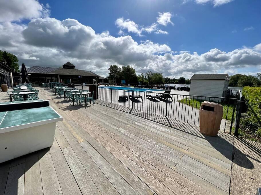 Waters Edge, Hoburne Cotswolds Villa South Cerney Buitenkant foto