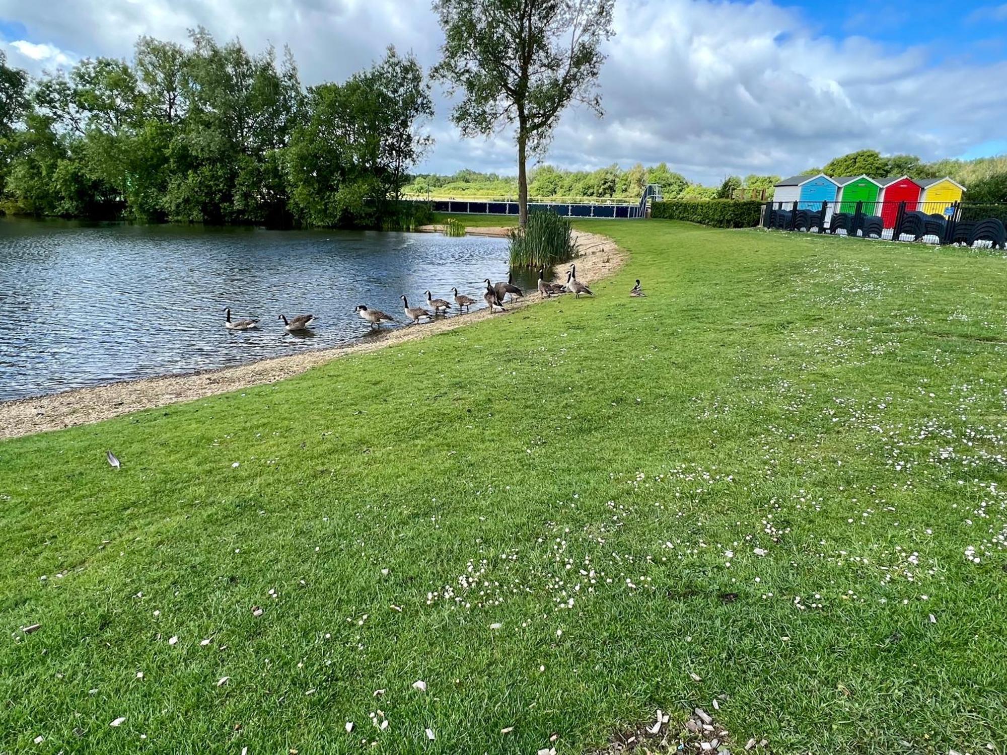 Waters Edge, Hoburne Cotswolds Villa South Cerney Buitenkant foto
